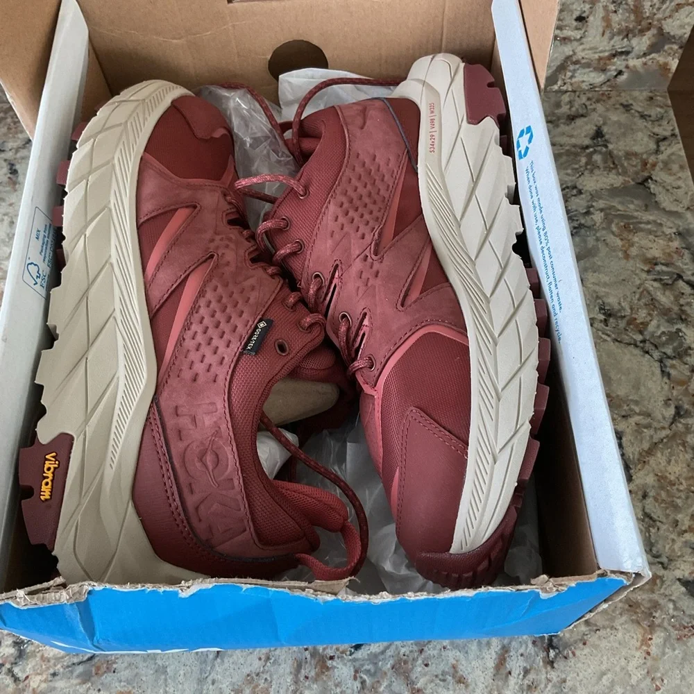 Hoka hiking shoe women 9 gortex